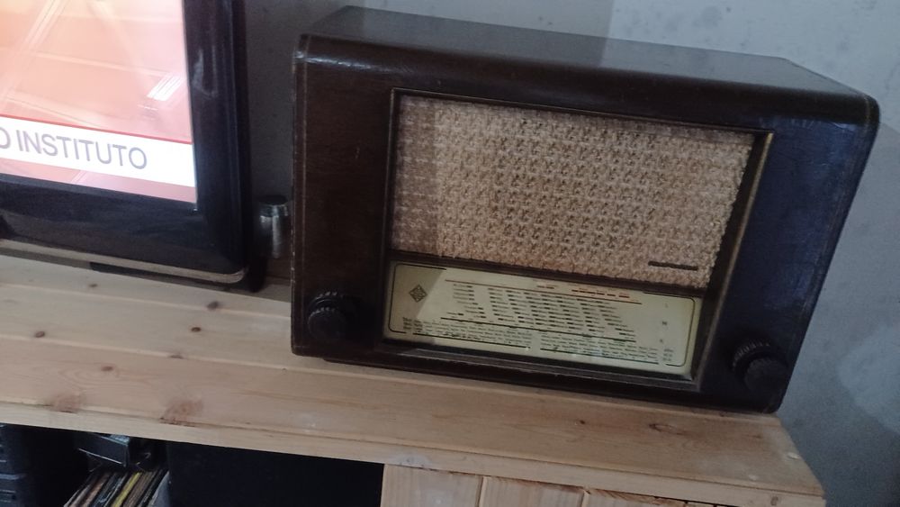 Radio de 1952 a funcionar.  Em bom estado de conservação