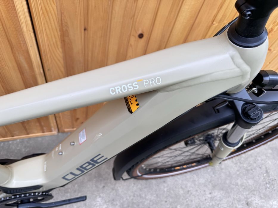 Електровелосипед Cube Cross Hybrid Pro 625 з малим пробігом