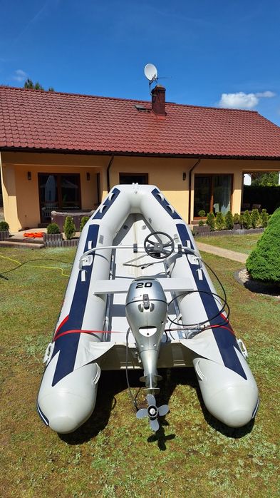 Ponton Honda z przyczepą i silnikiem 20hp