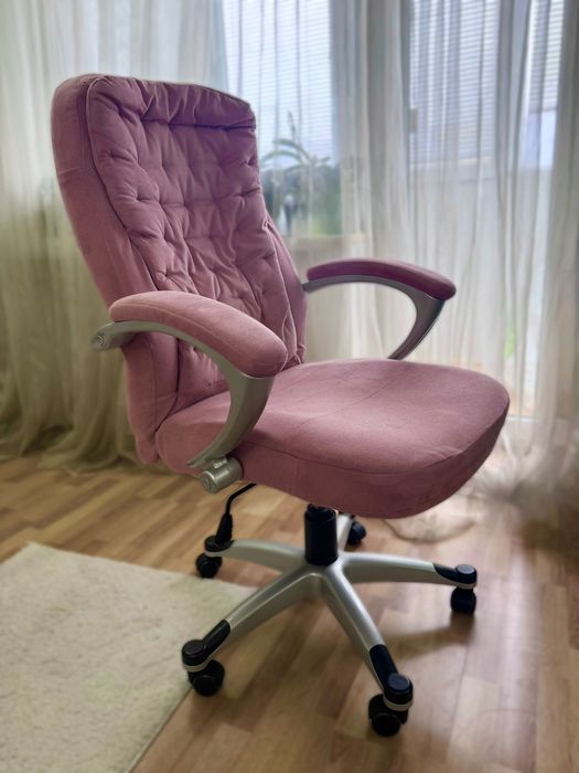 Продам стильне крісло рожевого кольору.
