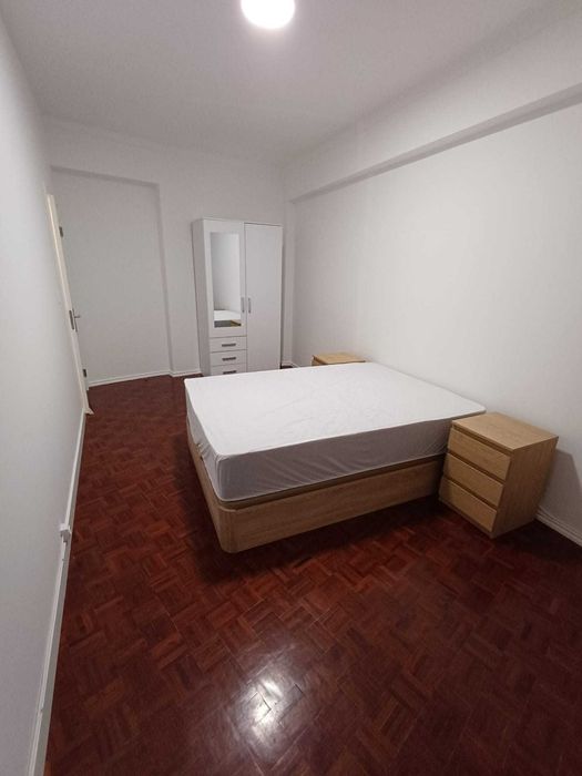 Modernidade e Conforto na Mina de Água, Amadora Quartos Individuais em T6 Totalmente Remodelado – Rua Sebastião da Gama