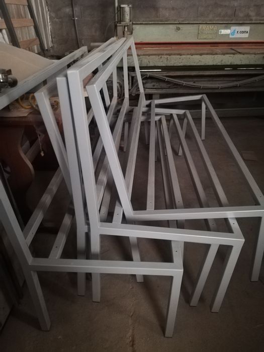 Estruturas de banco em ferro lacado cinza