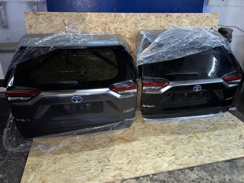 Toyota RAV4 задня ляда, кришка, фонарь, стоп, ЧОРНА