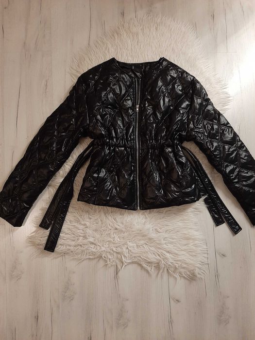 Piękna czarna pikowana lakierowana kurtka ściąga w pasie L 40