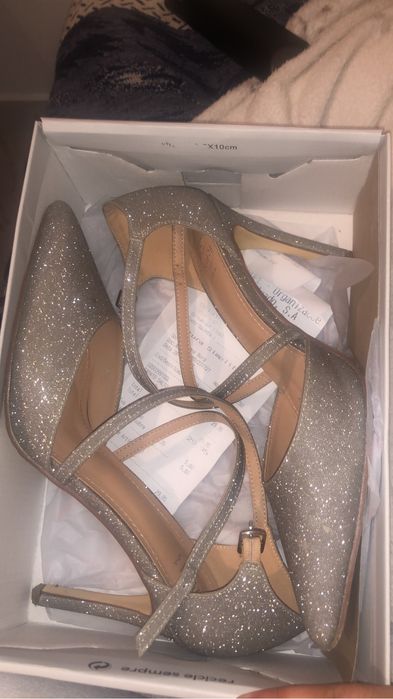 Bota de salto cinza brilhante