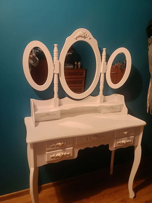 Toaletka biała piękna