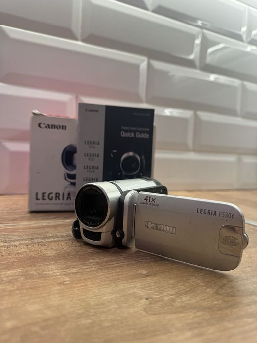 Продам відеокамеру Canon LEGRIA FS306 в гарному стані