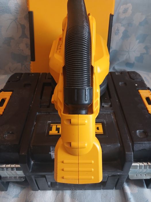 Аккамуляторный пылесос Dewalt dcv 517