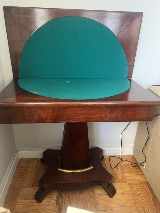 Mesa de jogo antiga em vinhático