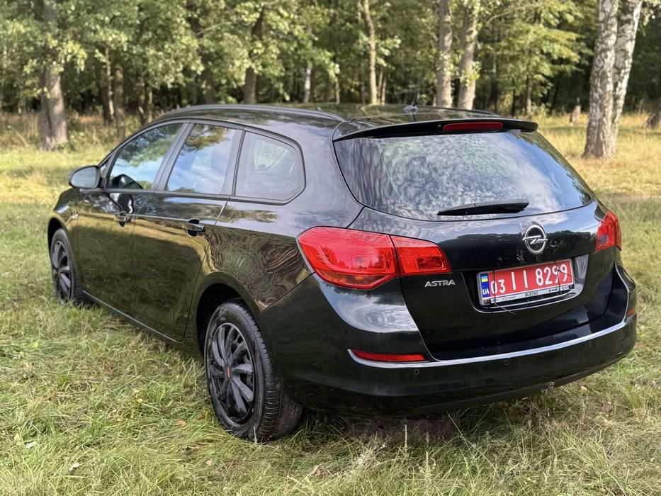 Продам Opel Astra J 2011, Бензин 1.6 Автомат
