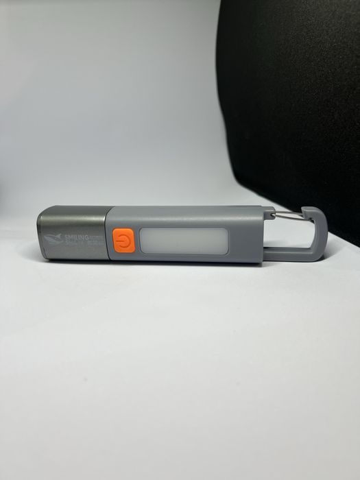 Компактный LED-фонарик с карабином