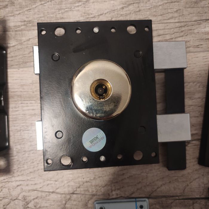 Zamek Gerda nawierzchniowy prawy, czarny