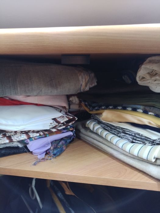 Dla szwaczki krawcowej całą szafa materiałów