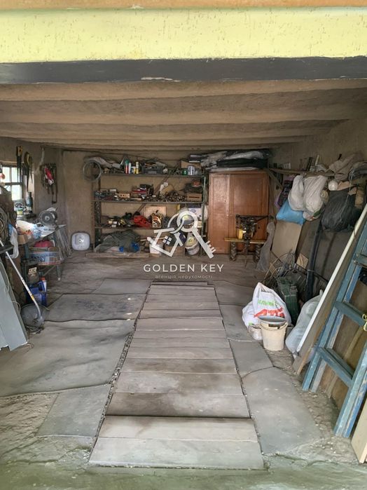 Продаж будинку із великою ділянкою