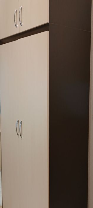 Продам  шкаф  в прихожую , спальню .