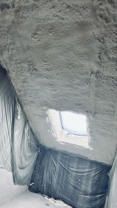 Ocieplenie piana PUR dachów stropów poddasza izolacja poliuretanowa