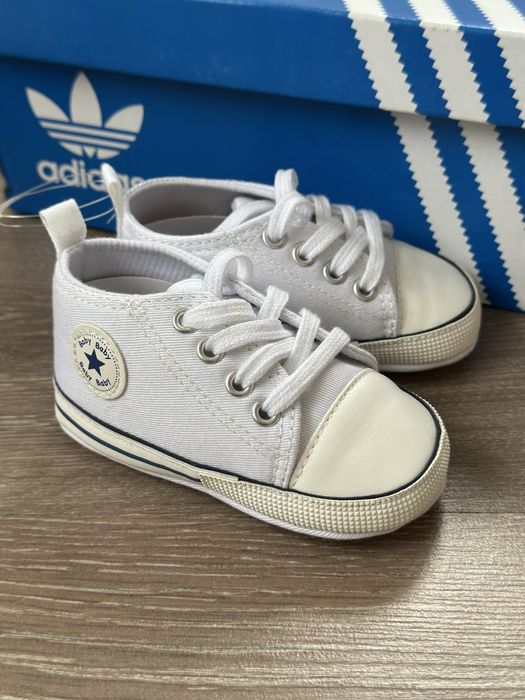 Білі кеди convers