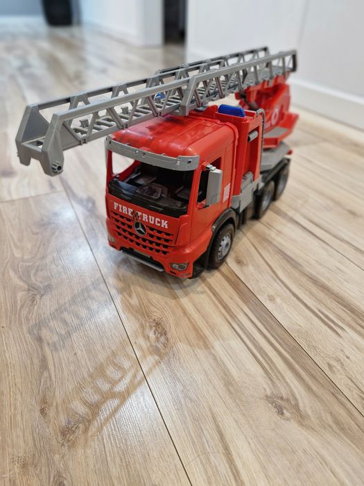 Duży wóz strażacki