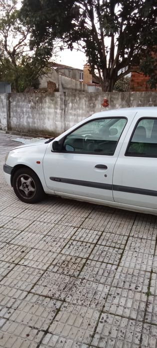 Renault Clio 1.9, 2001 - Avariado
