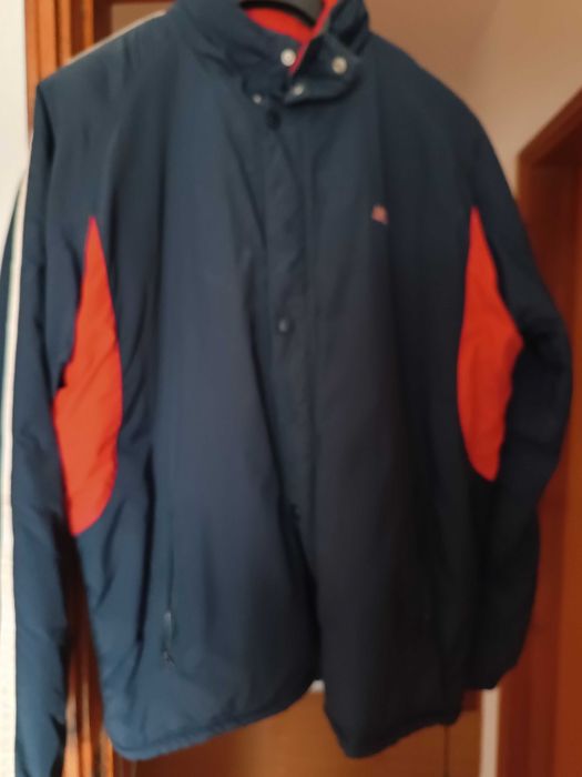 blusão azul e vermelho