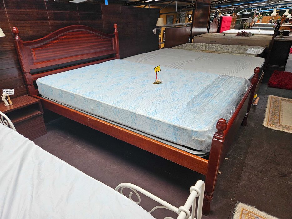 Cama com estrado e colchão - óptimo estado geral