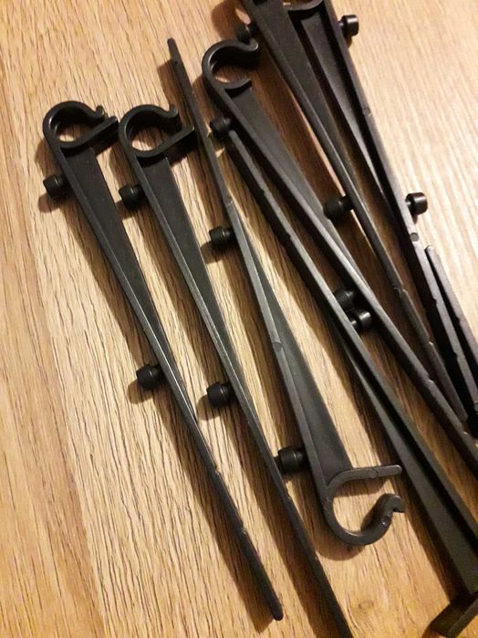 Siatka zabezpieczająca rynnę przede zapchaniem liśćmi