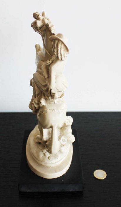 Estátua de Dama antiga a cavalo