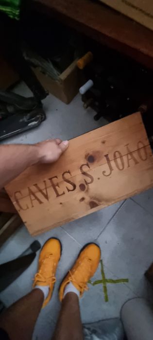 Caixa em madeira de vinhos