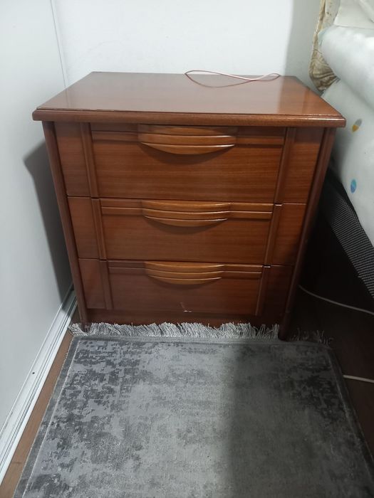 Cómoda e criado de cabeceira em bom estado