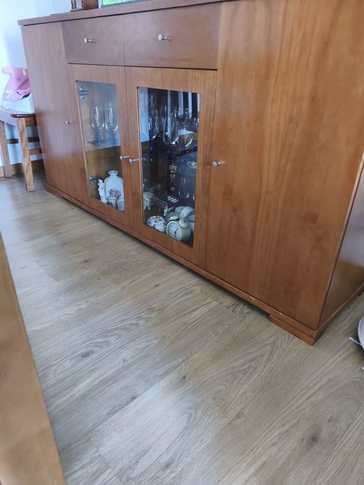 Mesa de jantar com 4 cadeiras e aparador