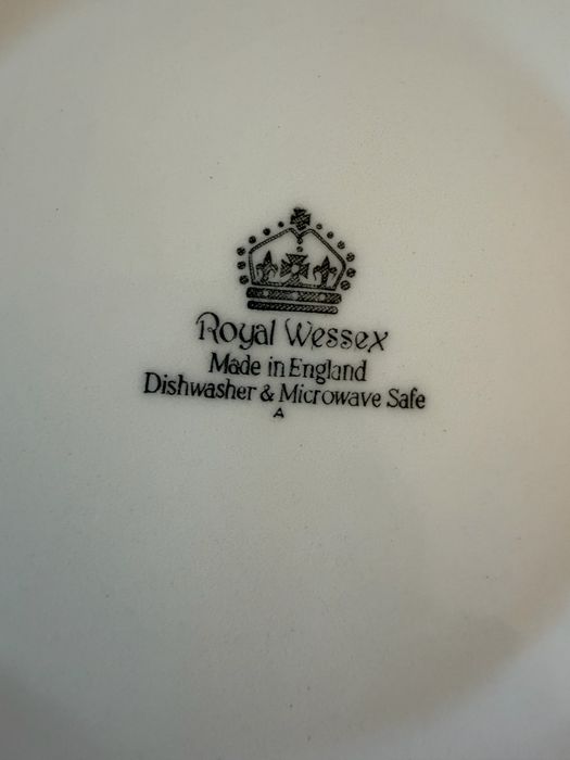 Dois pratos de porcelana inglesas  Wessex, novos.