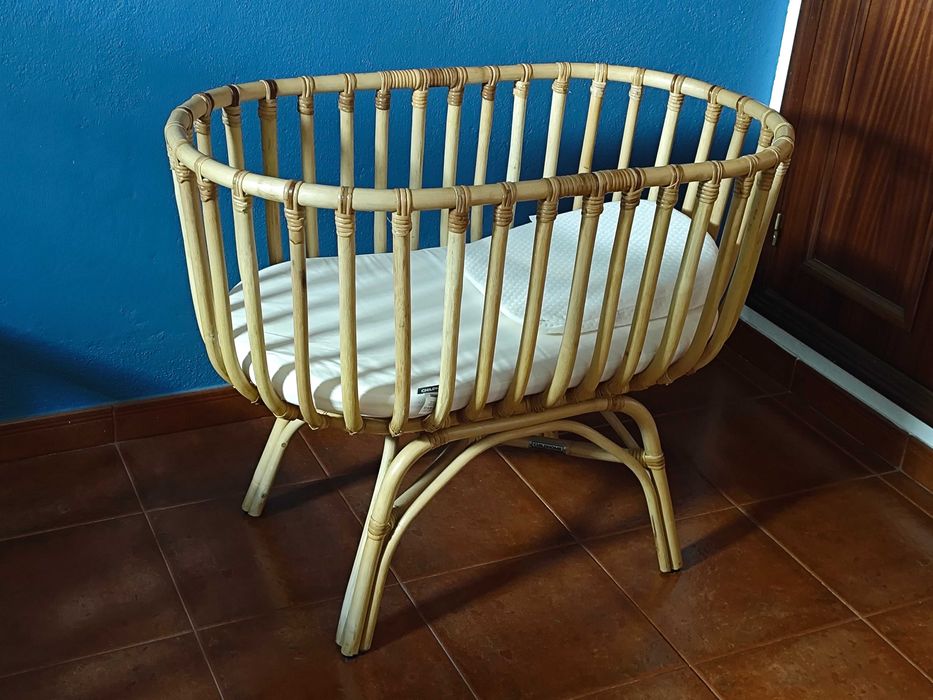 Berço em ratan com colchão e almofada anti-regurgitamento