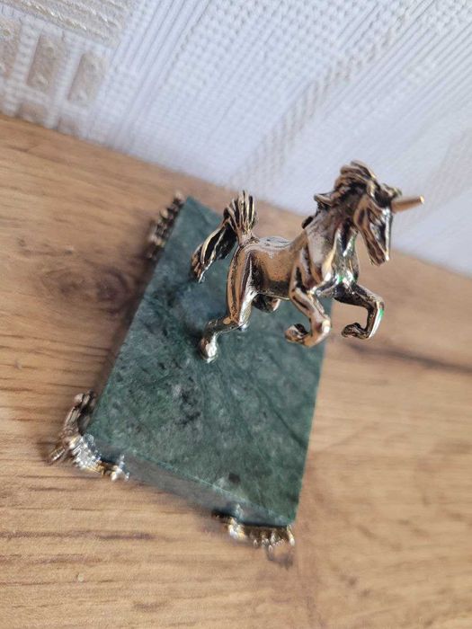 Фигура Единорога б из бронзы на зелёном камне на ножках, статуэтка шик