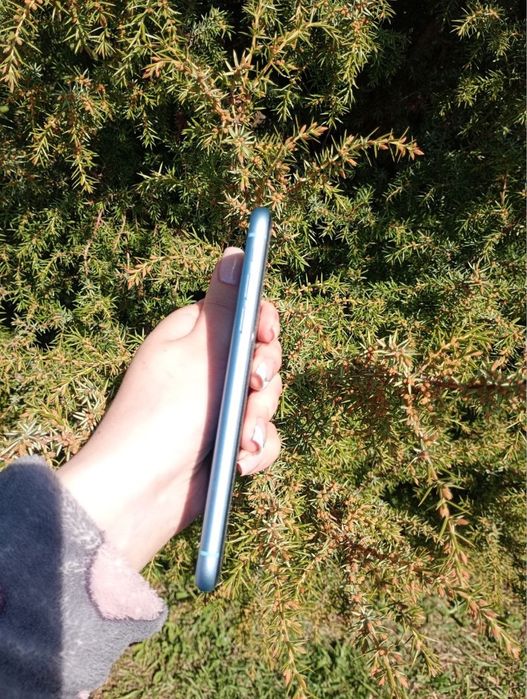 Продам iPhone Xʀ Повний комплект: коробка, зарядка, навушники.