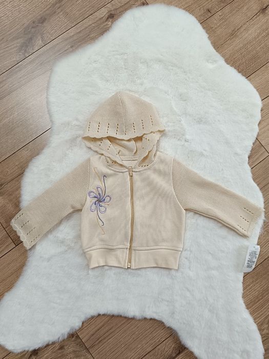 Śliczny kremowy sweterek dziewczęcy z kapturem 68 cm Nowy