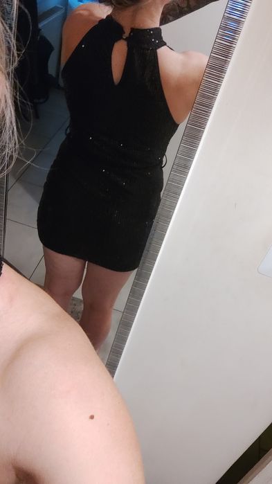 Czarna sukienka z cekinami