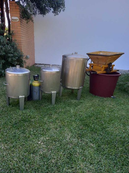 Esmagador, tina e depósitos para produção de vinho