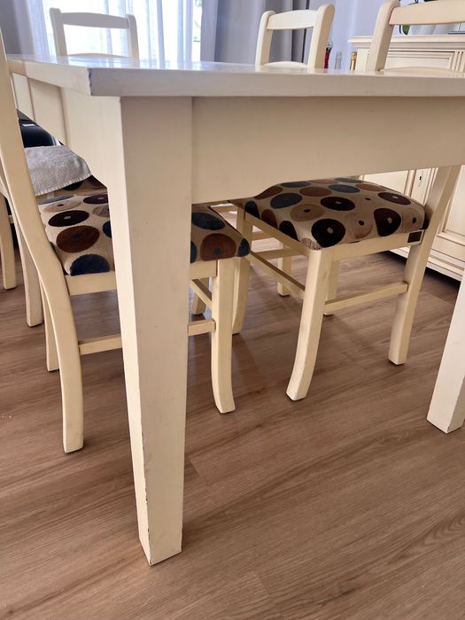 Mesa de jantar em madeira