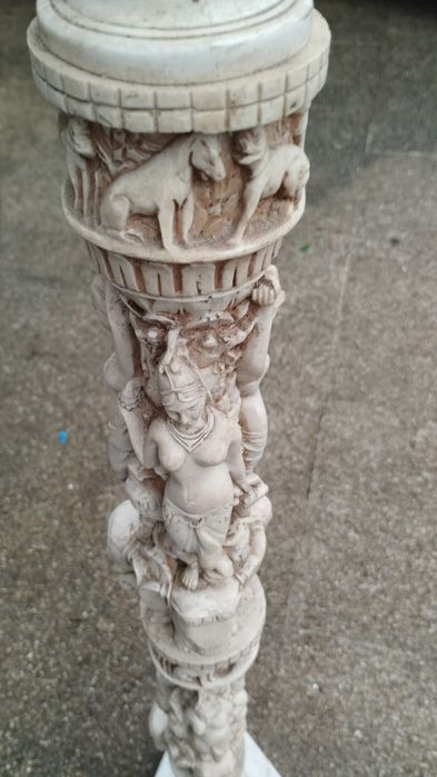 Pé para candeeiro com figuras muito bonito