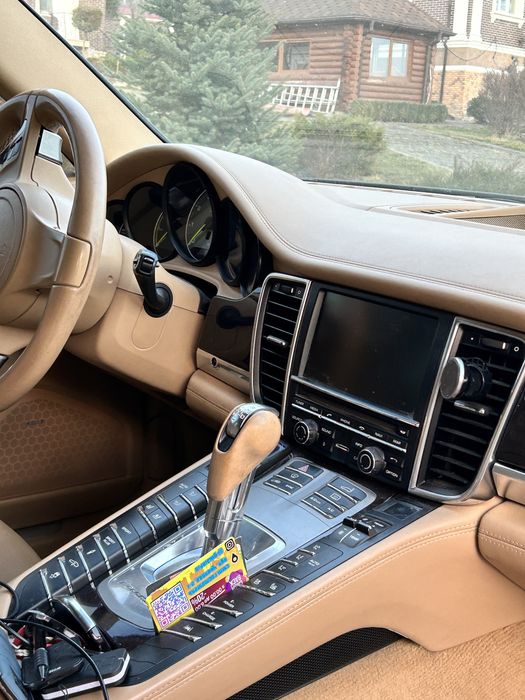 В продажі шикарний Porsche Panamera S (гібрід)