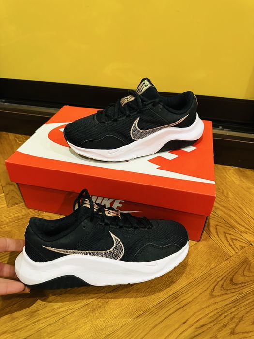 Кроссовки Nike Legend Essential размер 37,5