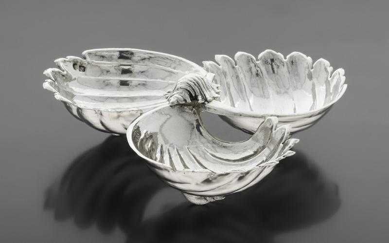 Aneleira em prata portuguesa, em forma de 3 conchas