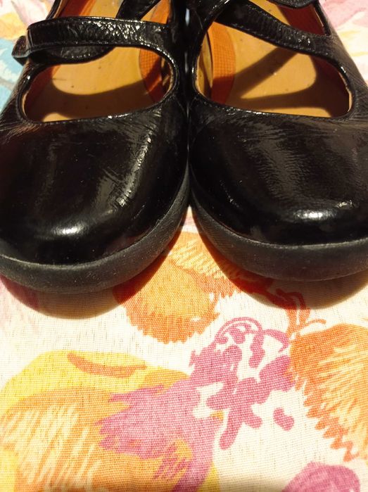 Idealne lakierki Clarks 38, wkł. 24,3.
