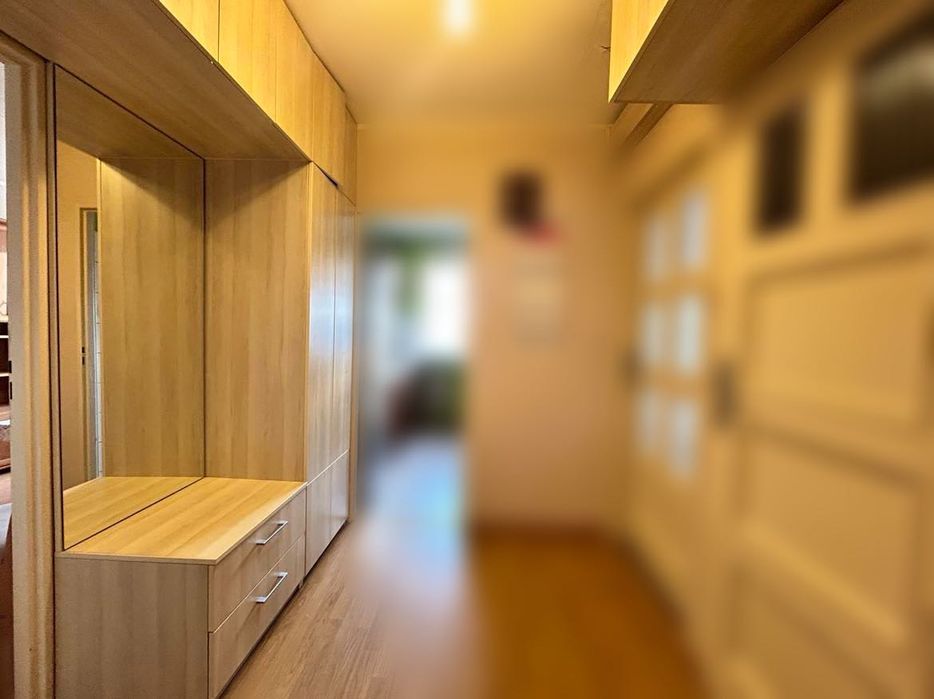 Sprzedam zabudowę korytarza – jasne drewno