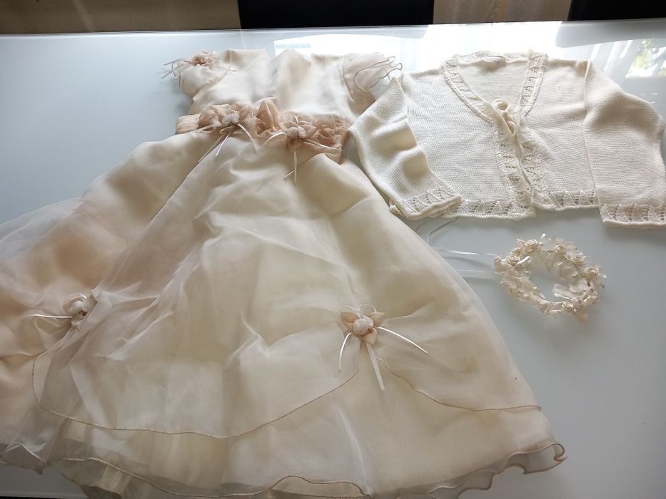 Vestido+ casaquinho e coroa para o cabelo.  6 anos