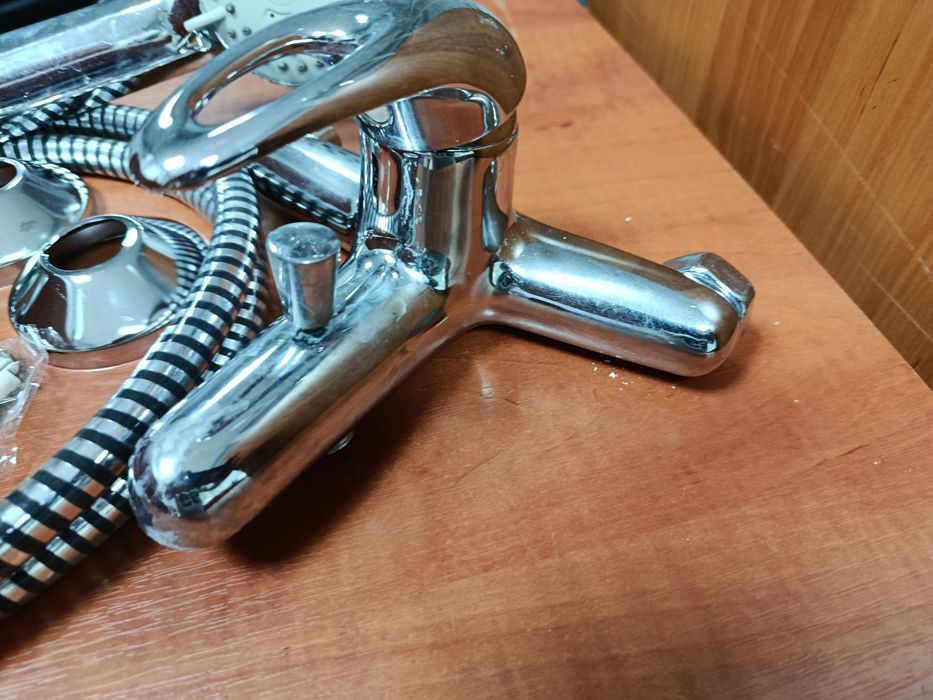 Продаётся смеситель для ванны.