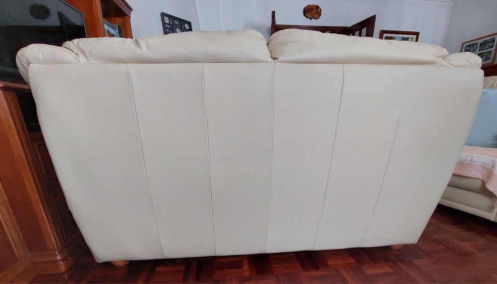 Sofá de dois lugares em nom estado