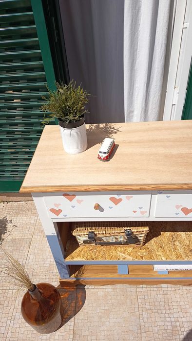 Cómoda de madeira maciça renovada