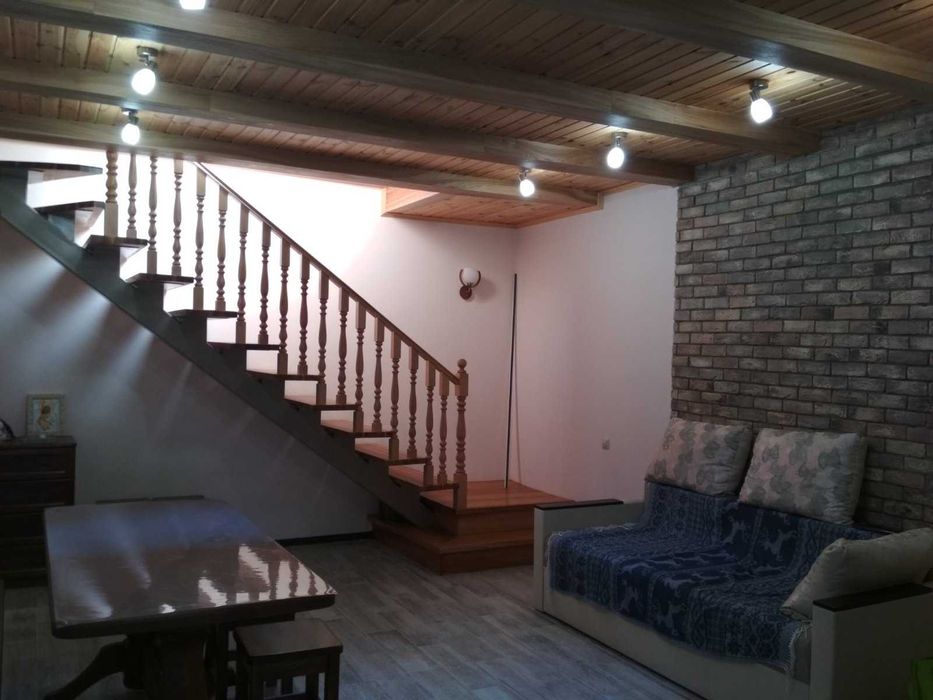 Частина нов. будинку в закритому комплексі на Дніпрі (п3)