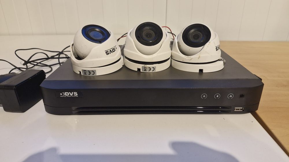 Rejestrator i 3 kamery DVS  video monitoring zestaw